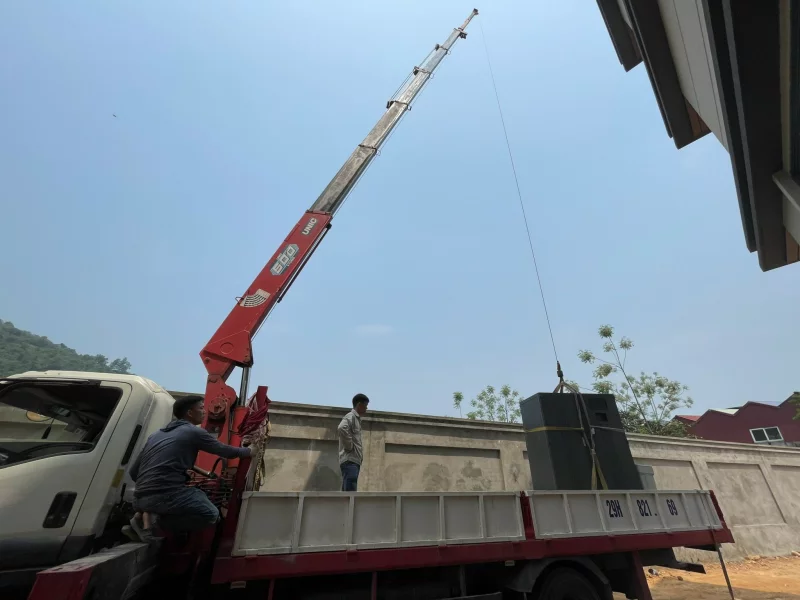 vận chuyển hệ thống lọc nước đầu nguồn ohd500 lên mái bằng xe cần cẩu